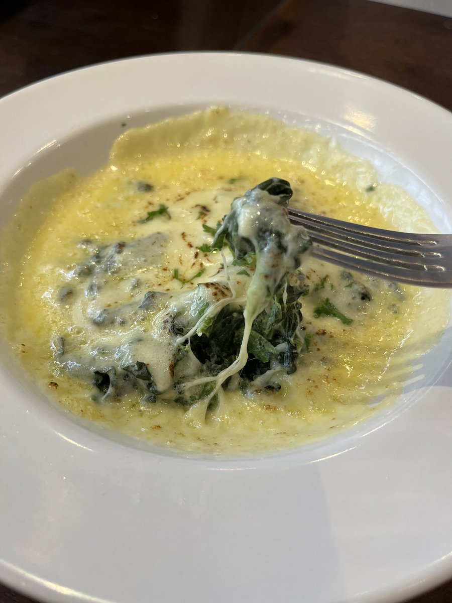 aoeymentary12's tweet image. สาวกพาสต้ามาทางนี้เลยค่ะ
วันนี้จะมาแนะนำร้านพาสต้าที่ทางเราชื่นชอบ
นั่นคือ 'พาสต้าอาม่า' นั่นเอง 🍝
รสชาติความนัวของเส้นและซอสนั้นถือว่าครบเครื่อง  ครั้งนี้ทางเราลองสั่งข้าวแซลมอน ถือว่าทำได้ดี เซอร์ไพรส์มากจริงๆ เลิฟฟฟฟ 🫶
#bkkmenu 
#คาเฟ่ราชเทวี
#reviewbkk
#pastaama