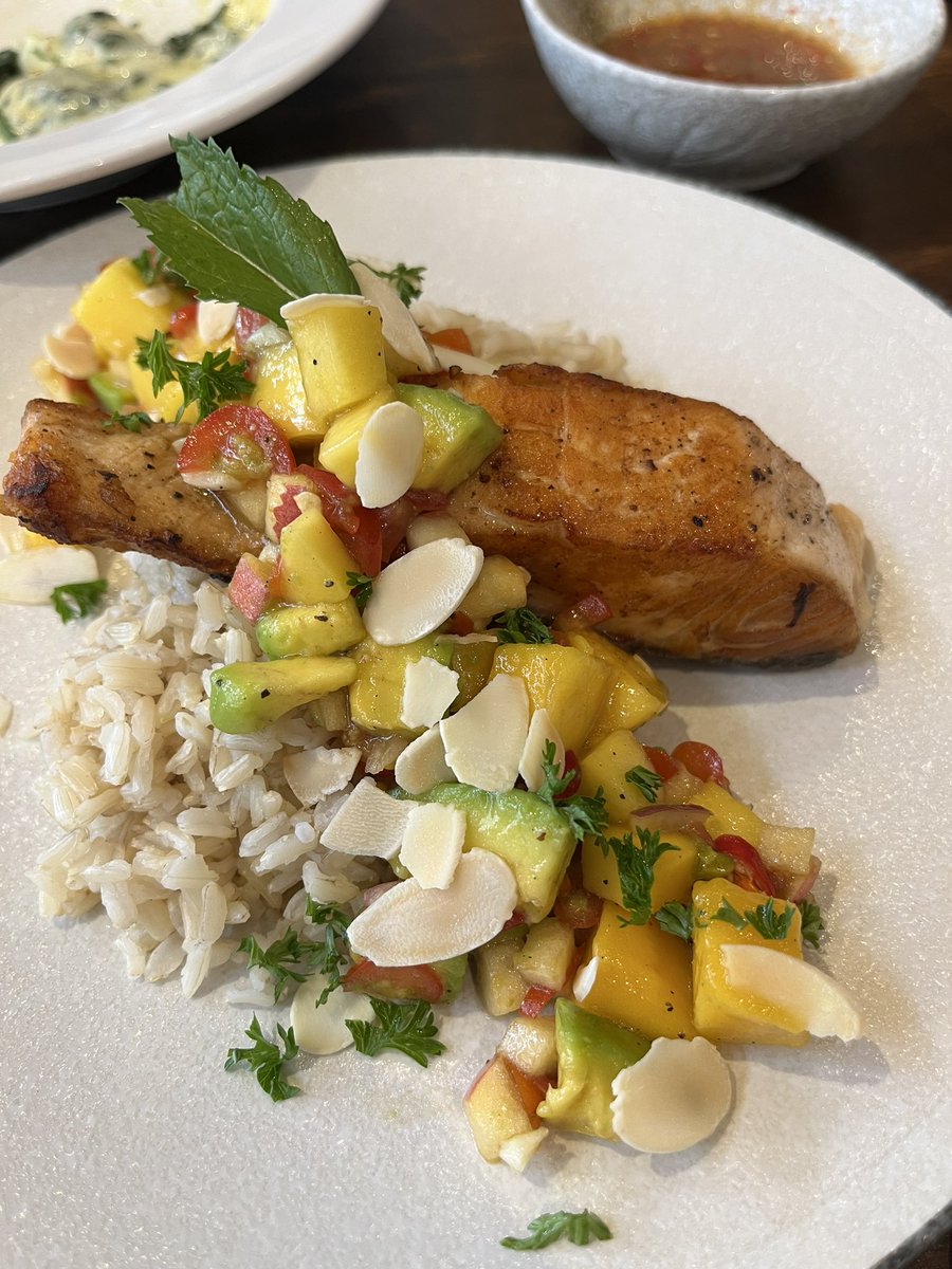 aoeymentary12's tweet image. สาวกพาสต้ามาทางนี้เลยค่ะ
วันนี้จะมาแนะนำร้านพาสต้าที่ทางเราชื่นชอบ
นั่นคือ 'พาสต้าอาม่า' นั่นเอง 🍝
รสชาติความนัวของเส้นและซอสนั้นถือว่าครบเครื่อง  ครั้งนี้ทางเราลองสั่งข้าวแซลมอน ถือว่าทำได้ดี เซอร์ไพรส์มากจริงๆ เลิฟฟฟฟ 🫶
#bkkmenu 
#คาเฟ่ราชเทวี
#reviewbkk
#pastaama