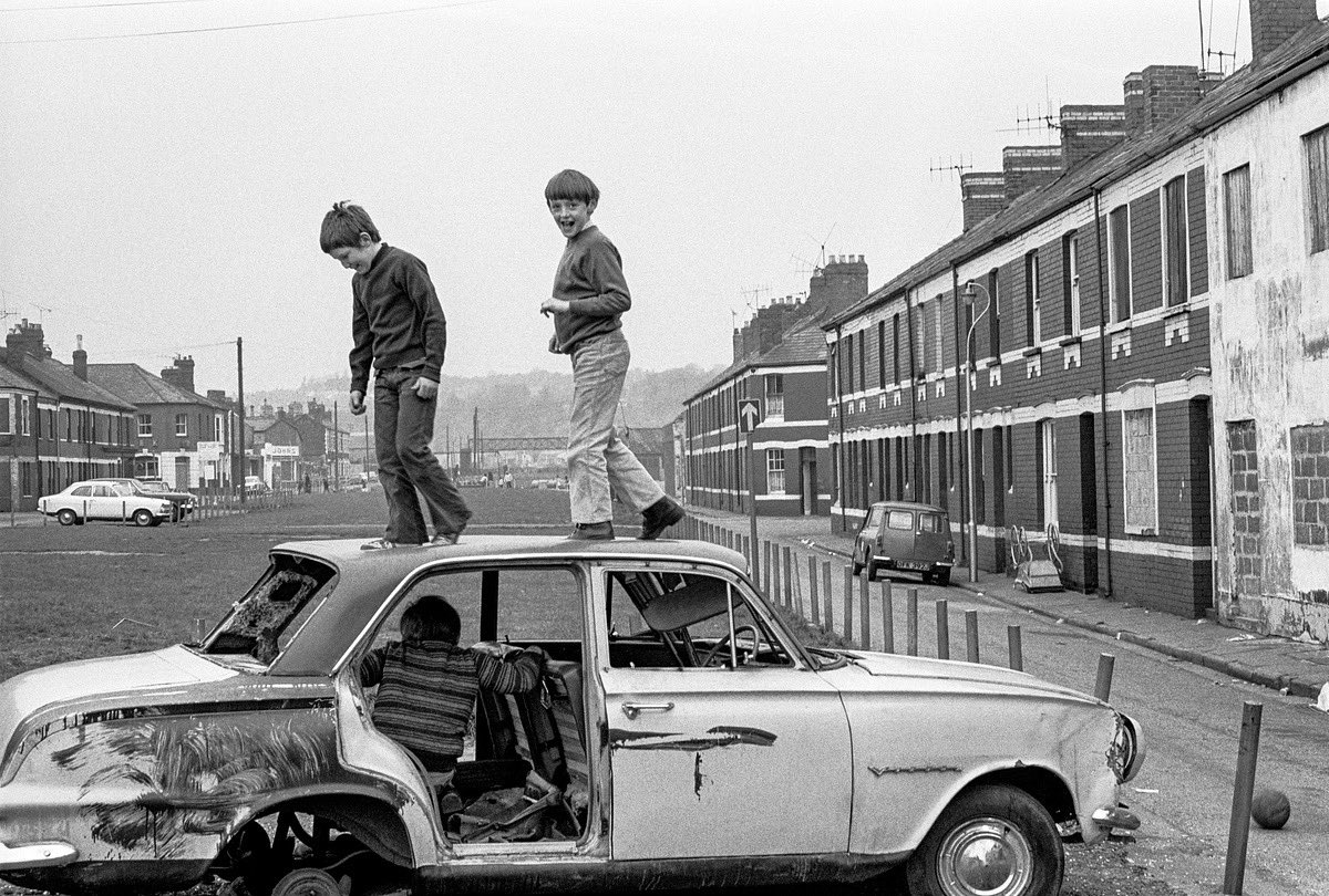 britcultarchive's tweet photo. Newport, 1974. 

Photo © Robin Weaver.

Boys play on an abandoned car in Courtybella Terrace, Pillgwenlly, Newport. From Robin Weaver’s extensive archive of South Wales in the 1970s. https://t.co/lwJCPojR7G