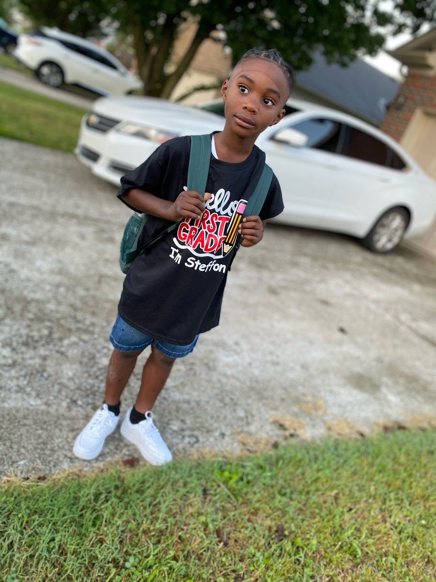 CagneyElayna's tweet photo. Aunties babies off to their first day.! Sophomore year for medium, first and kindergarten for the tinies!! 

Auntie loves you sooo big.. you are my wildest dreams. Go be great 😘 

#mine #firstdayvibes #thehumans https://t.co/KaFuXsXsE2