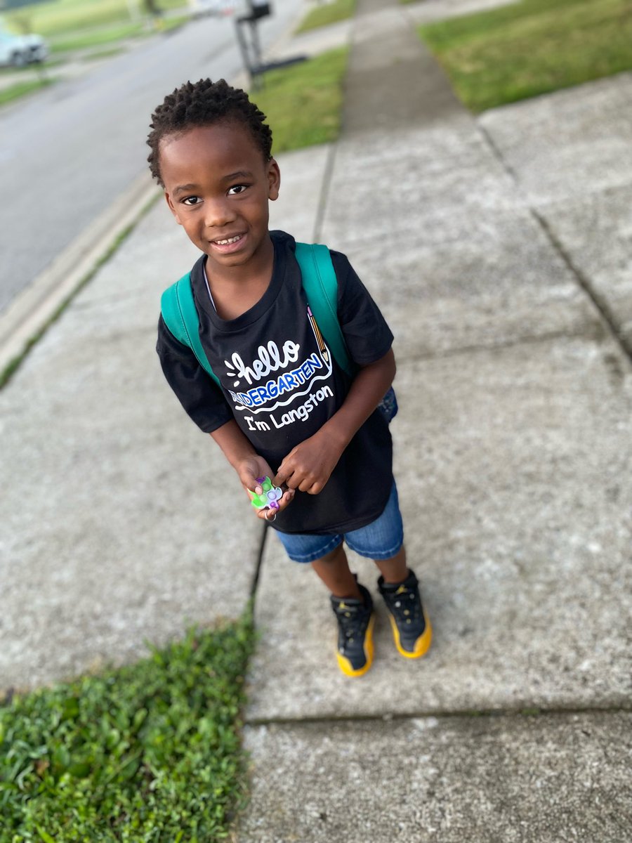 CagneyElayna's tweet photo. Aunties babies off to their first day.! Sophomore year for medium, first and kindergarten for the tinies!! 

Auntie loves you sooo big.. you are my wildest dreams. Go be great 😘 

#mine #firstdayvibes #thehumans https://t.co/KaFuXsXsE2