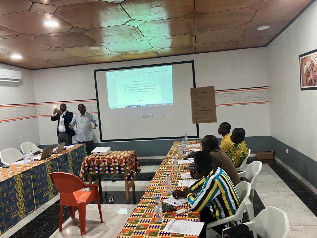 FrancoisTraore7's tweet photo. A partir du 16 août 23, en prélude aux elections du 02 sept 23, le @ndicotedivoire forme des acteurs politiques sur les mécanismes d'alerte précoce, en partenariat avec l'Observatoire de la Solidarité et de la Cohésion Sociale OSCS. @ChrisFomunyoh @ndiafrica https://t.co/RVVceMAl2Z