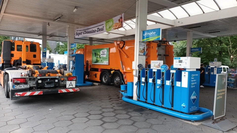 Die erste von #Movia_Tec gebaute CNG Tankstelle steht in <a href="/StadtMuenchen/">Stadt München</a>! Seit 1. August können dort die Müllfahrzeuge der Stadtreinigung tanken, aber auch alle anderen CNG-Autos. CNG (komprimiertes "Erdgas", &gt;90%  Biomethan) vermeidet CO2-Emissionen! Mehr: moviatec.com