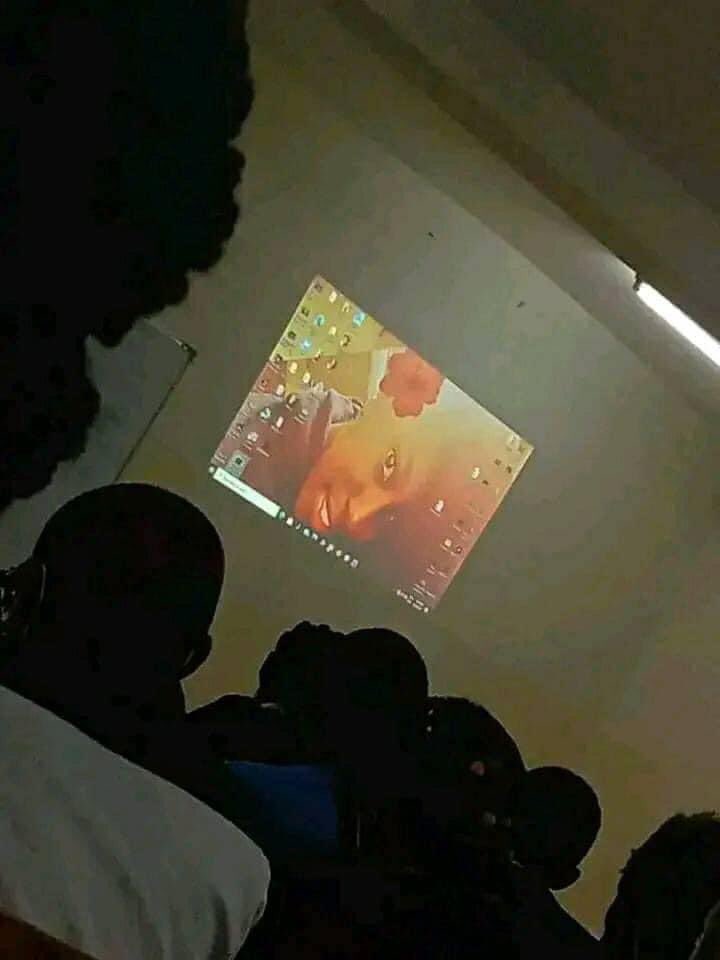 A foto da nossa colega apareceu como papel de parede do computador do professor. 😲😭