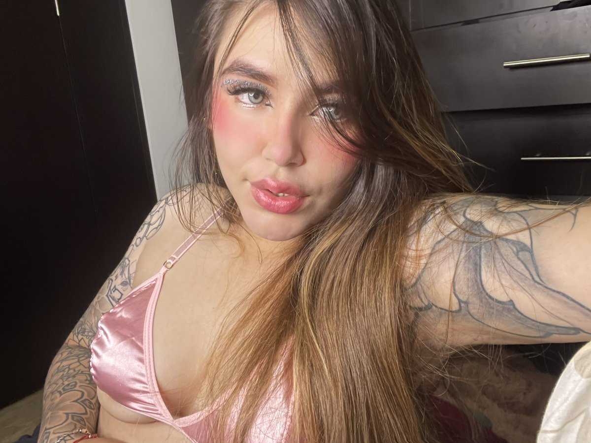 prettybbymel's tweet photo. Hello 👋🏻 https://t.co/X48x75rb6C