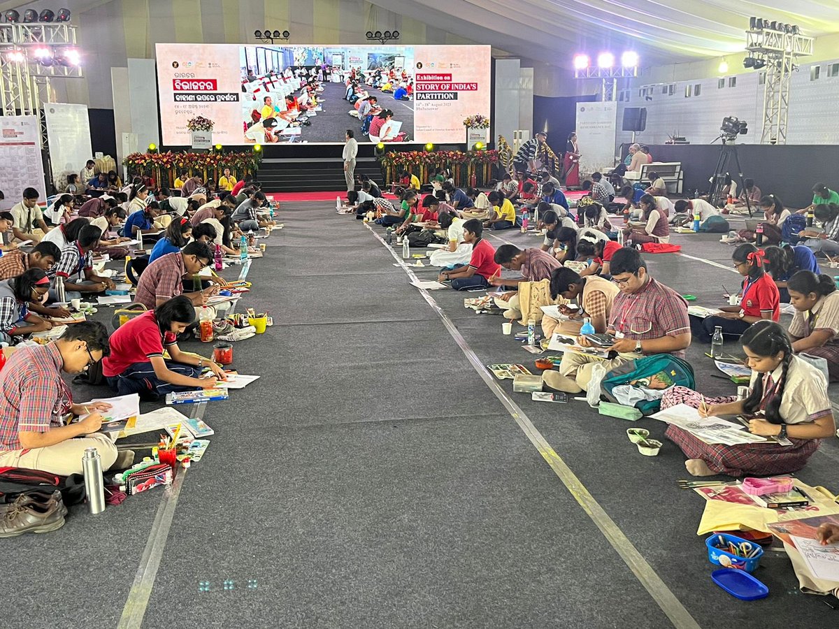 ICHRMOE_1972's tweet photo. On 3rd day (16Aug) of the ICHR's 5 days Exhibition  on 'The Story of India's Partition', at Bhubaneswar 6200+ students visited and  500+ participated in Painting n Poster making competition. To make it more interactive many activities viz. singing, dance, etc were also organized. https://t.co/hbCjn1B4wJ