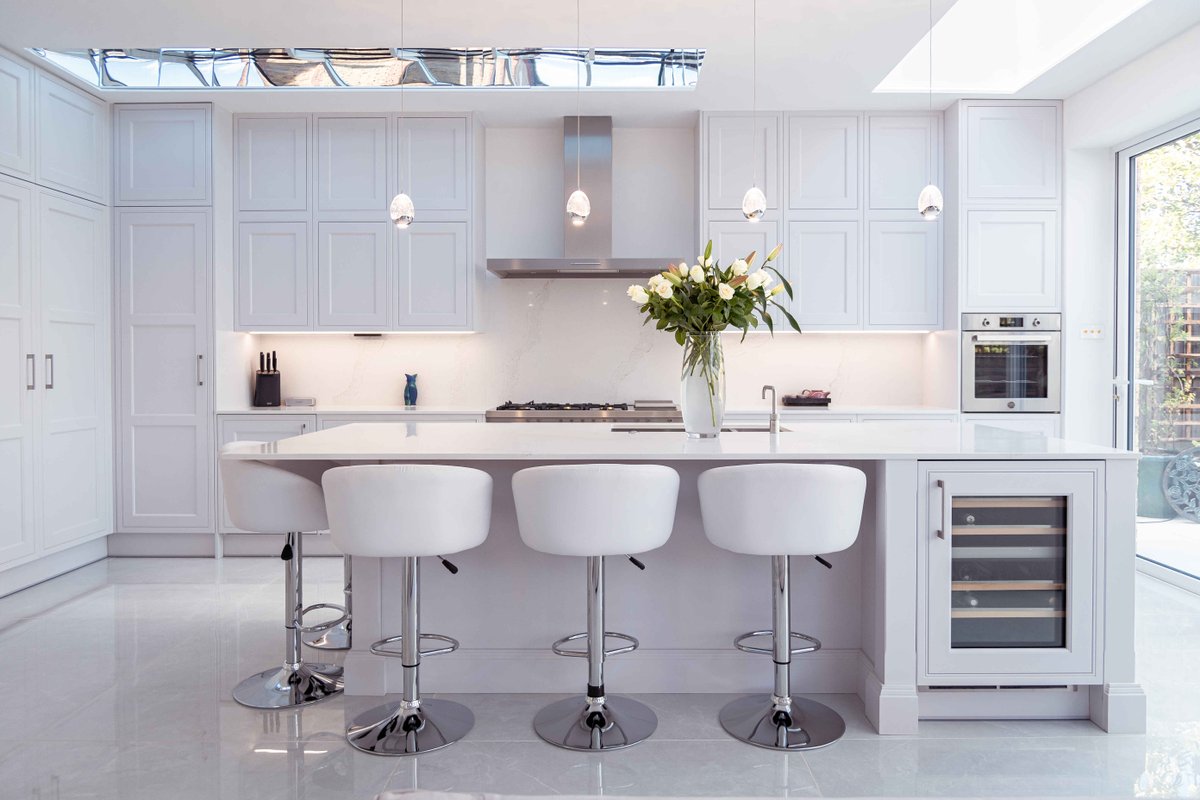 stonehamkitchen's tweet image. This stunning #greykitchen using our Penshurst range offers plenty of storage with an impressive bespoke bar, #pantrycupboard and a large centre piece #kitchenisland.

View it here  ▶️  ow.ly/fJep50PuJge