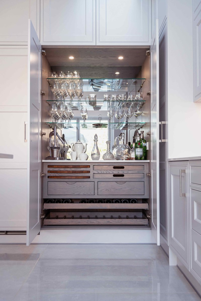 stonehamkitchen's tweet image. This stunning #greykitchen using our Penshurst range offers plenty of storage with an impressive bespoke bar, #pantrycupboard and a large centre piece #kitchenisland.

View it here  ▶️  ow.ly/fJep50PuJge