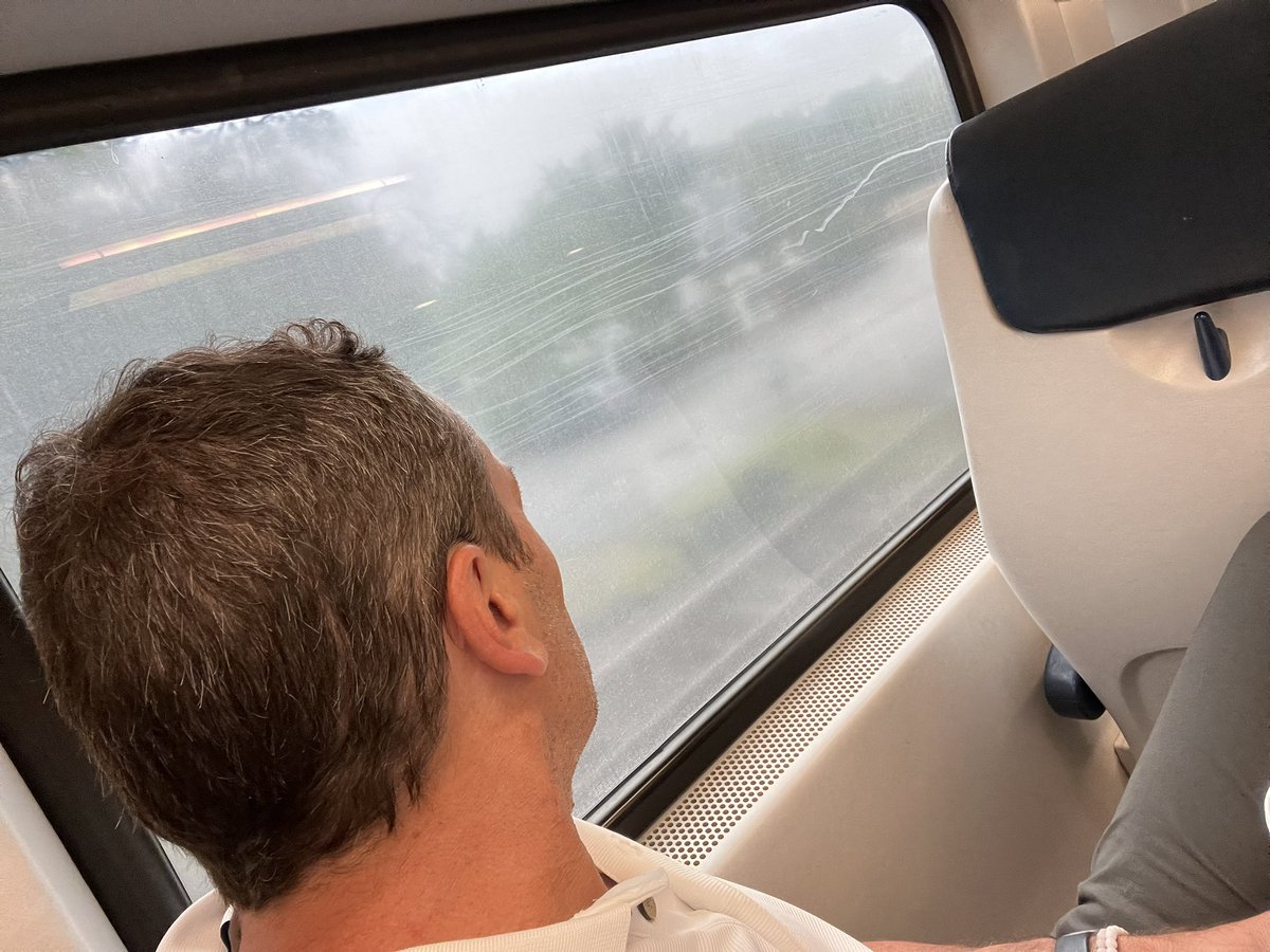 AndrewSansone's tweet photo. Morning @NJTRANSIT. What we see in others depends on the clarity of the window
through which we look. https://t.co/ncaBIXP8n9
