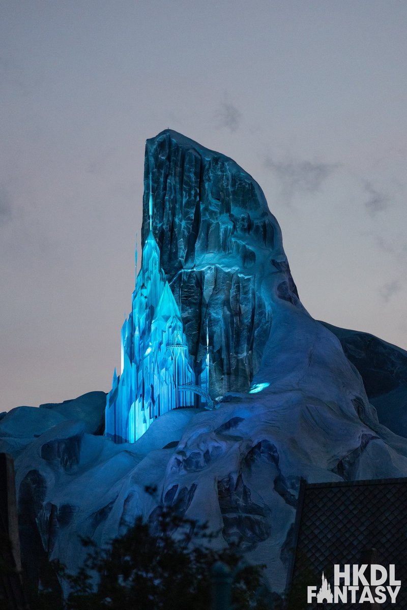 hkdlfantasy's tweet photo. Elsa’s Ice Palace was illuminated tonight at HKDL! Light testing has begun at #WorldOfFrozen.

#HongKongDisneyland #hkdisneyland #HKDL #香港ディズニーランド #ディズニー #Frozen #Arendelle #Elsa #Anna https://t.co/plgGJEDOFC