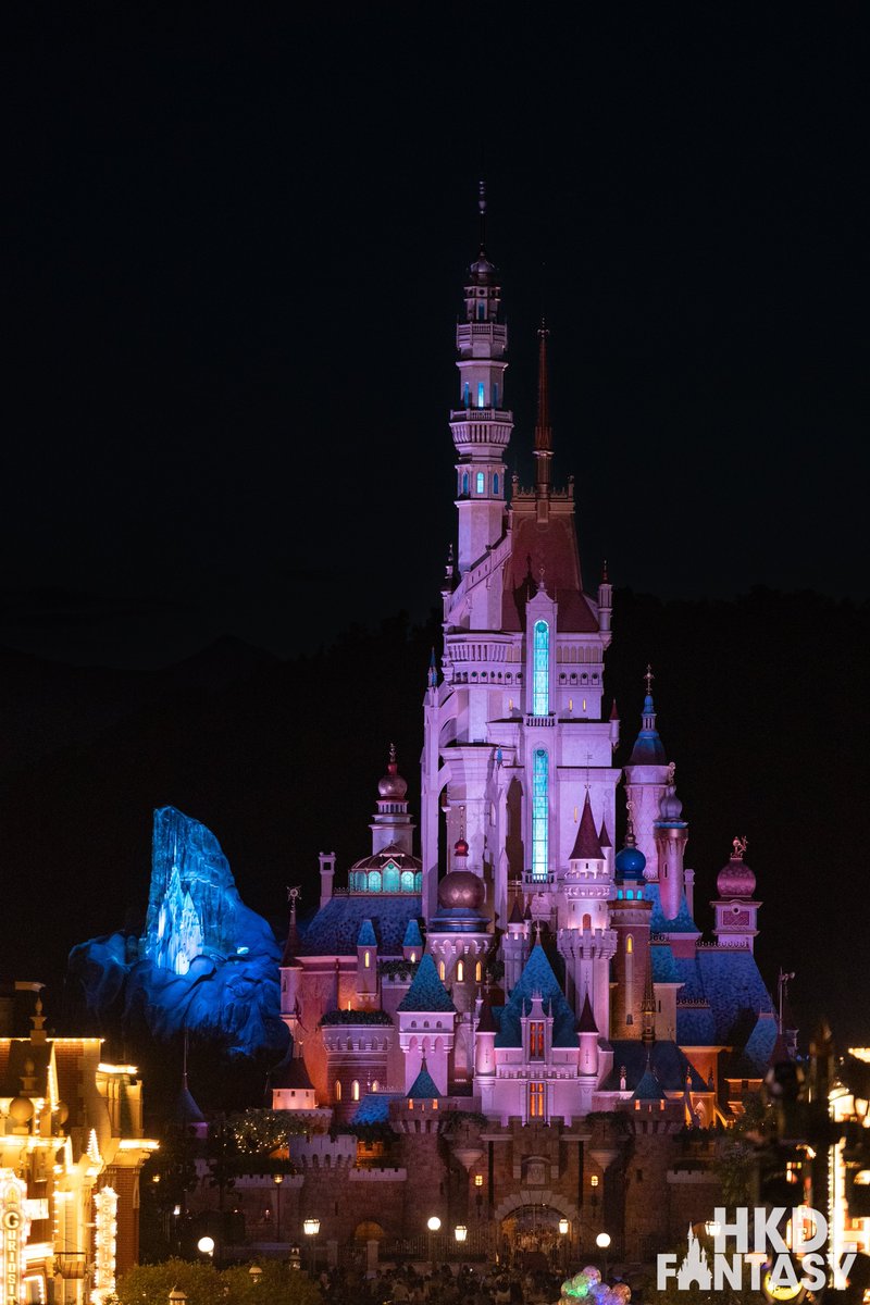 hkdlfantasy's tweet photo. Elsa’s Ice Palace was illuminated tonight at HKDL! Light testing has begun at #WorldOfFrozen.

#HongKongDisneyland #hkdisneyland #HKDL #香港ディズニーランド #ディズニー #Frozen #Arendelle #Elsa #Anna https://t.co/plgGJEDOFC