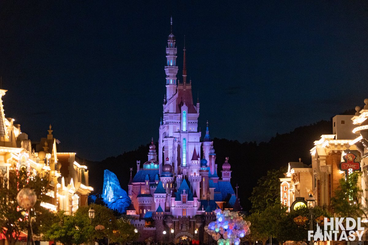 hkdlfantasy's tweet photo. Elsa’s Ice Palace was illuminated tonight at HKDL! Light testing has begun at #WorldOfFrozen.

#HongKongDisneyland #hkdisneyland #HKDL #香港ディズニーランド #ディズニー #Frozen #Arendelle #Elsa #Anna https://t.co/plgGJEDOFC