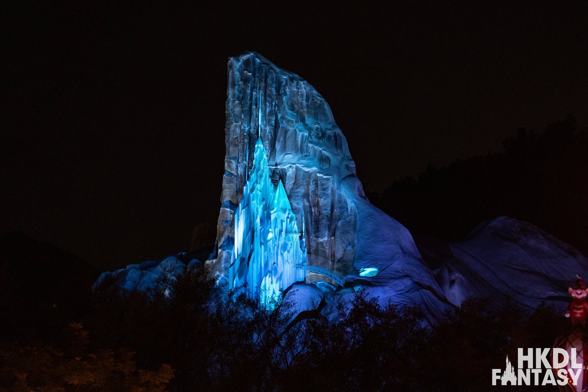hkdlfantasy's tweet photo. Elsa’s Ice Palace was illuminated tonight at HKDL! Light testing has begun at #WorldOfFrozen.

#HongKongDisneyland #hkdisneyland #HKDL #香港ディズニーランド #ディズニー #Frozen #Arendelle #Elsa #Anna https://t.co/plgGJEDOFC