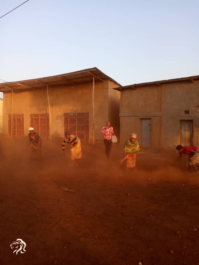 mushikirisector's tweet photo. ʺIsuku n’isukura. Inkingi y’ubuzima buzira umuze. Twese biraturebaʺ
Mu Tugari twose tugize Umurenge wa Mushikiri, abaturage babyukiye mu #gitondo cy’isuku n’isukura, aho bibanze ku bikorwa by’isuku mu ngo zabo, gukubura imihanda rusange n’imigenderano n’udusanteri tw'ubucuruzi. https://t.co/vPsBkYvPGB