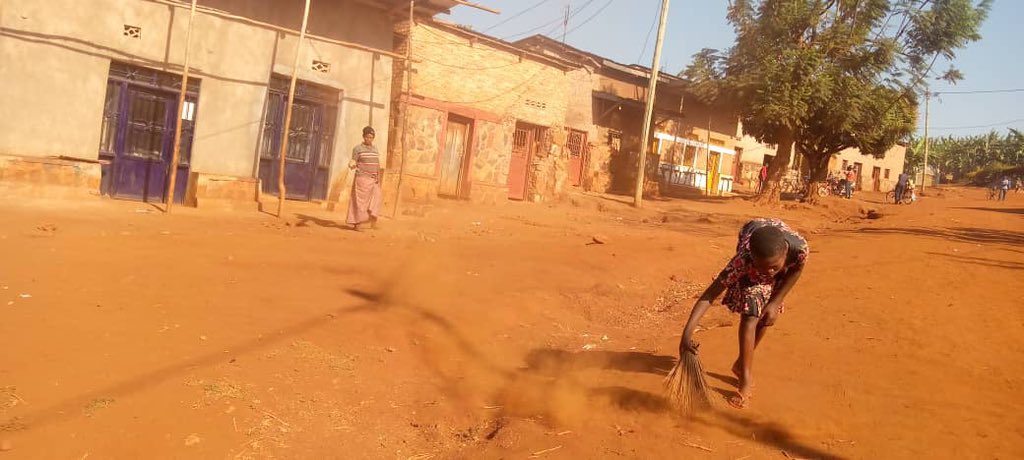 mushikirisector's tweet photo. ʺIsuku n’isukura. Inkingi y’ubuzima buzira umuze. Twese biraturebaʺ
Mu Tugari twose tugize Umurenge wa Mushikiri, abaturage babyukiye mu #gitondo cy’isuku n’isukura, aho bibanze ku bikorwa by’isuku mu ngo zabo, gukubura imihanda rusange n’imigenderano n’udusanteri tw'ubucuruzi. https://t.co/vPsBkYvPGB