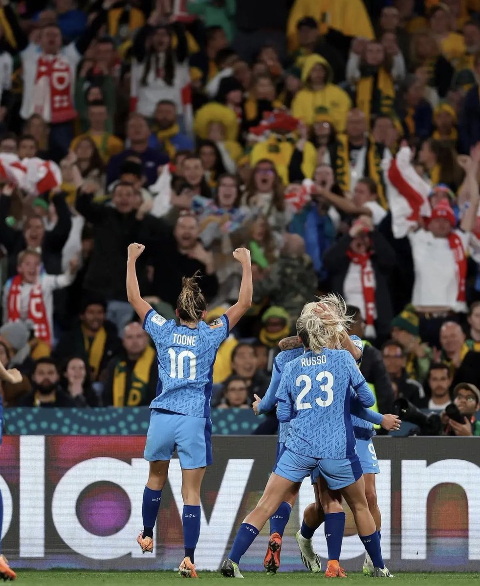 PrettyLittleThing tweet media