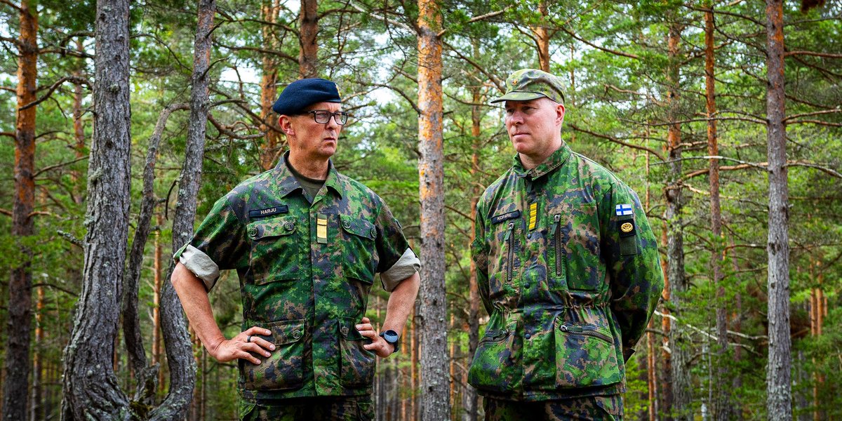 Nylandsbrigad's tweet photo. Marinkommendören granskade Nylands brigads grundläger för kontingent 223 i Syndalen. #nylbr #finskamarinen #grundläger https://t.co/0ZqoIU7Yxm