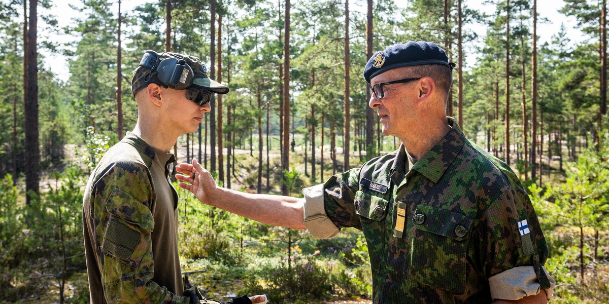 Nylandsbrigad's tweet photo. Marinkommendören granskade Nylands brigads grundläger för kontingent 223 i Syndalen. #nylbr #finskamarinen #grundläger https://t.co/0ZqoIU7Yxm