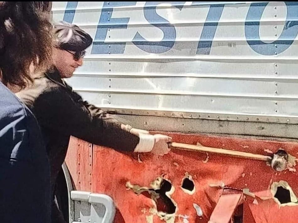 steve_carlson17's tweet photo. Wonder where #Makingitlookmean saying came from?
Real life vs Reel life
Walt was our bus driver for the Johnstown Jets
They were only supposed to do bottom panel
#SlapShot #puttingonthefoil https://t.co/yfNMsrnWx8