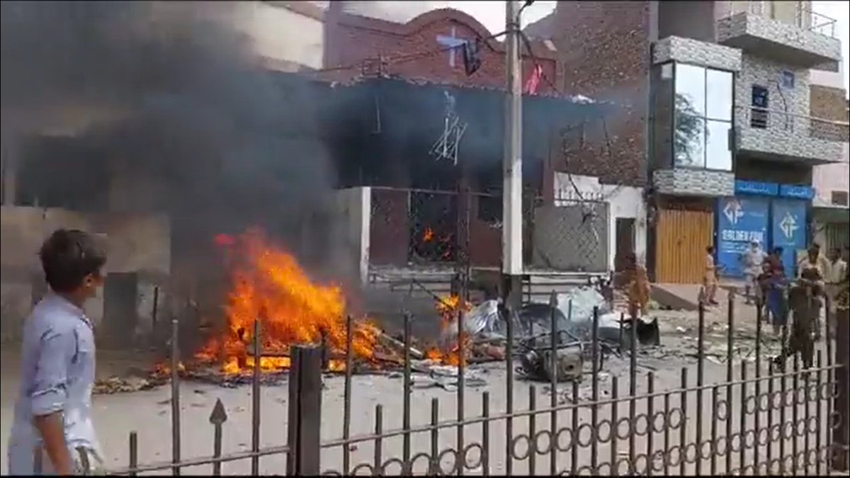 SenatorMushtaq's tweet photo. جڑانوالہ #Faisalabad  میں توہینِ مذہب کے الزام میں مشتعل افراد کا Christian برادری کے گھروں اور چرچ پر حملہ اسلام کی تعلیمات،پاکستان کے دستور اور قانون کے خلاف ہے۔ اس کی مذمت کرتے ہیں۔
کسی بھی شخص، ہجوم اور بھیڑ کو خود عدالت، جج، خود وکیل اور جلاد بن کے کاروائی کے اقدام کا اختیار نہیں ہے۔
حکومت اور پولیس عوام کی جان و مال کی حفاظت کو یقینی بنائے۔
@OfficialDPRPP 
#Jaranwala 
@GovtofPunjabPK 
@cmopunjabpk