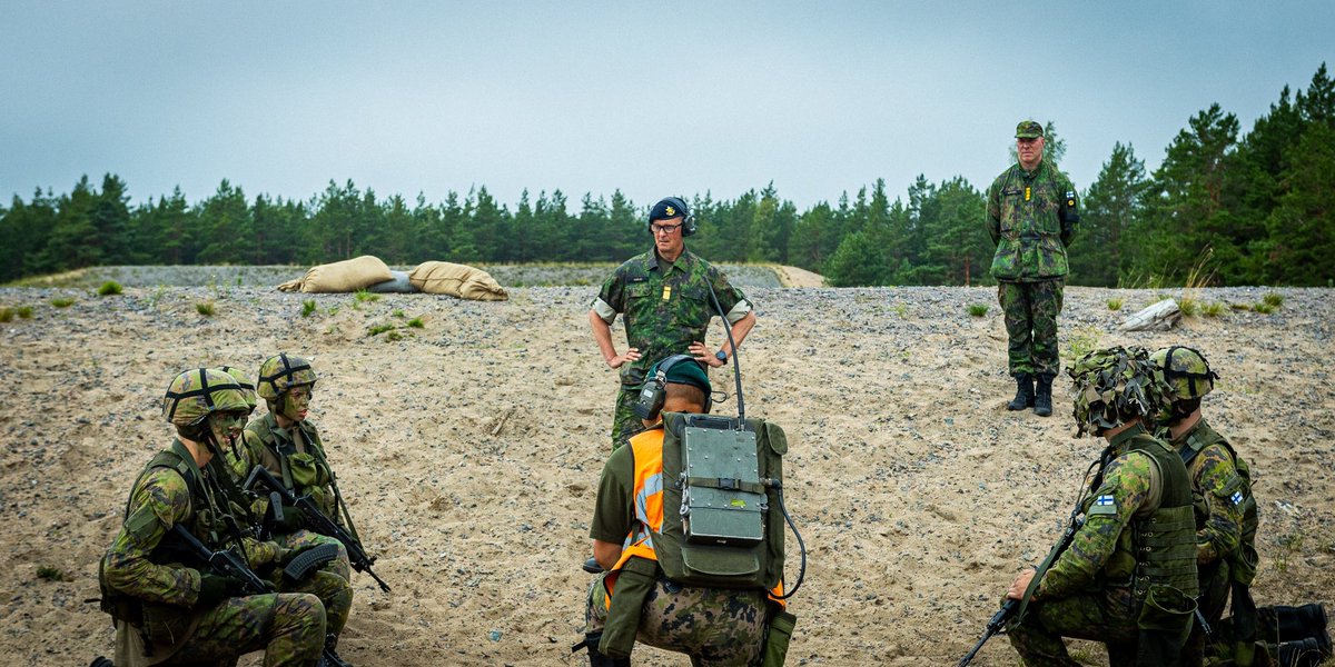 Navyfi's tweet photo. Merivoimien komentaja tarkasti Uudenmaan prikaatin ikäluokan 223 perusleirin Syndalenissa. #uudpr #merivoimat #perusleiri https://t.co/b2ic4AjsF6