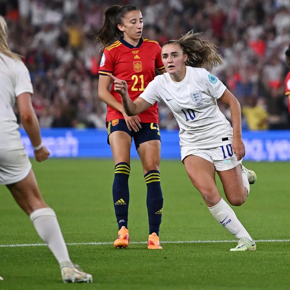 SharkeysSports's tweet photo. 🏆We can confirm now that thanks to our incredible Lionesses, We will now be opening at the earlier time of 10:30am on Sunday to show full coverage of Spain Vs England in the Woman’s World Cup Final!🏆

Book now by calling us on 0330 122 8889 ☎ #Lionesses #sharkeyssportsbar https://t.co/oe6m5JmBAO