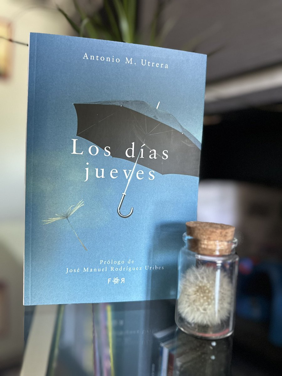 “Éramos de París como éramos de miedo, 
éramos de papel como los libros, 
cazadores de caprichos del viento, 
coleccionistas de dientes de león, 
deshojadores profesionales de margaritas.”

#losdíasjueves