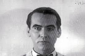 literlandweb1's tweet photo. El 16 de agosto de 1936 Federico García Lorca fue detenido en la casa granadina de su amigo, el también poeta Luis Rosales. Allí se había refugiado durante una semana. Los hermanos Rosales eran conocidos dirigentes falangistas y Federico buscaba protección.
En algún momento indeterminado entre el 17 y el 19 de agosto, fue conducido del Gobierno Civil al barranco de Víznar y fusilado. Algunos autores sostienen que habría sido asesinado en la madrugada del 17 de agosto, unas horas después de su detención, hace hoy 87 años.