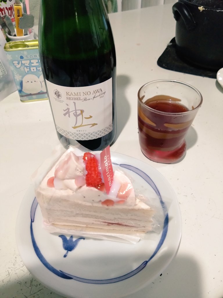 「もらったスパークリングワインを開けたら爆発して3分の1くらい吹っ飛んだ。 」|くう花雪月無双のイラスト