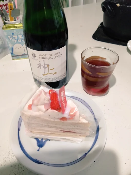 もらったスパークリングワインを開けたら爆発して3分の1くらい吹っ飛んだ。 