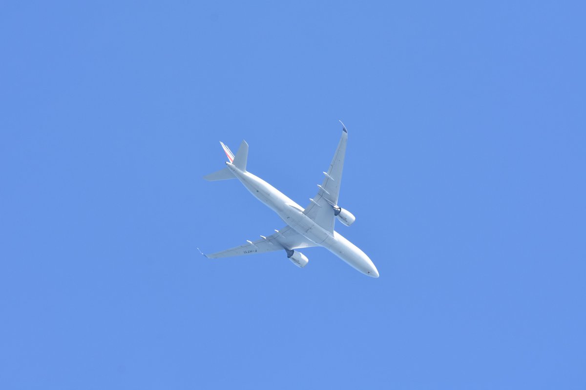 peterAoleary's tweet photo. The belly of an Air France A-350 flying over Boston. https://t.co/EIrYtDMPK0