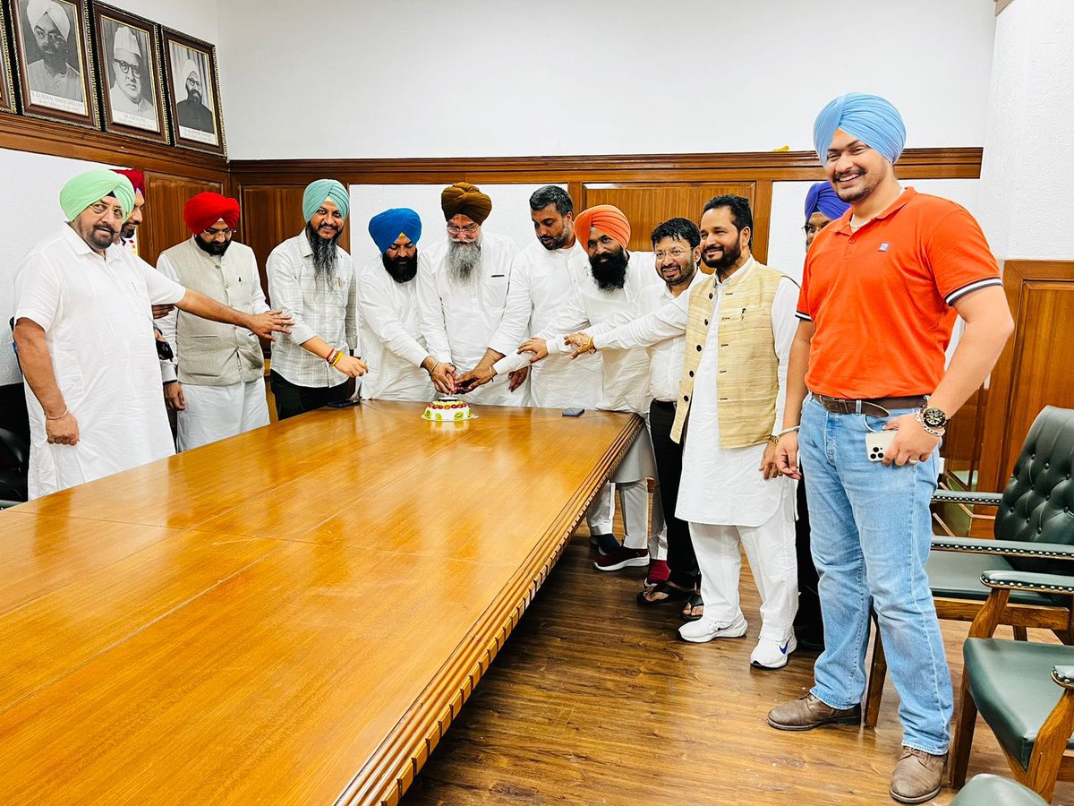 SpeakerSandhwan's tweet photo. The man who is epitome of Honesty and courage ,my inspiration @ArvindKejriwal ji .. I wish him Happy Birthday. https://t.co/yhfN0bQRa9