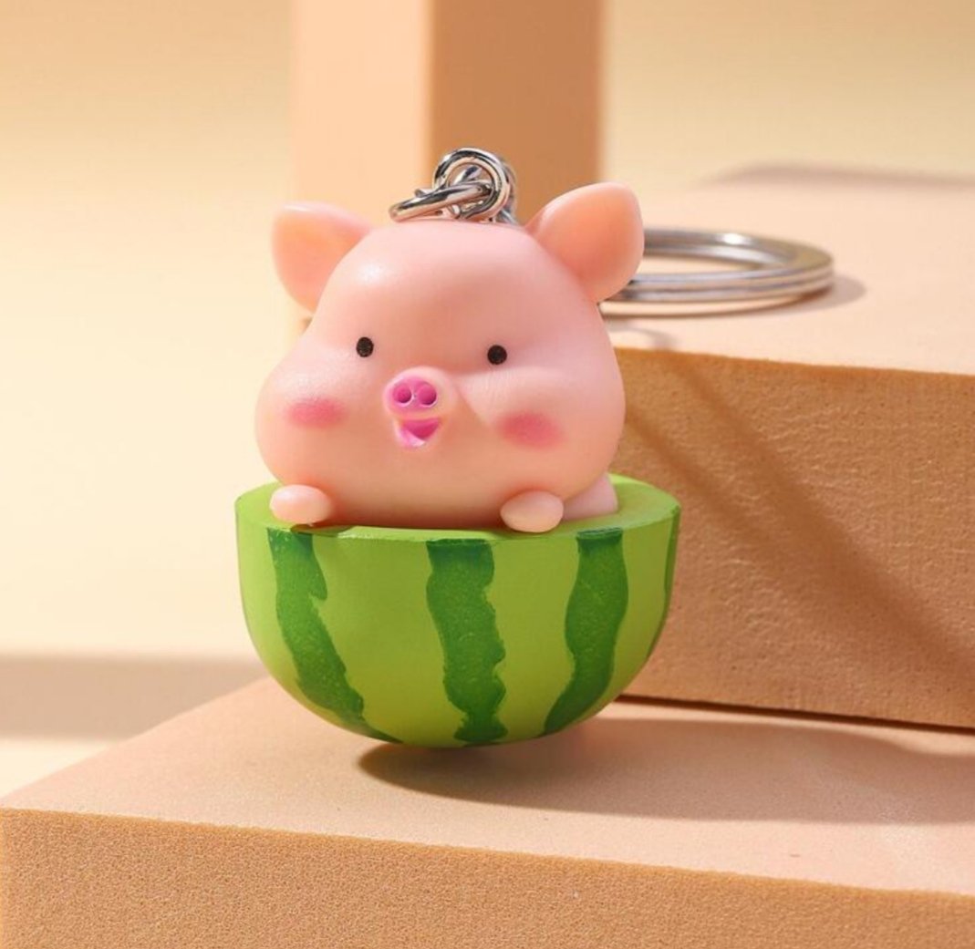 Segunda parte del 🔥PREMIO de los 9000🔥, MUY especial, si este tuit llega a 1000 me gustas, una persona se llevará los 4 miniprints de abajo y un SERDILLAVERO🐽🩷 de sandía.
🔄Retuitead
👉Seguidme
💓Dad me gusta

¿Lo conseguiremos? Haced magia 

Mi IG está enlazado en mi BIO💓