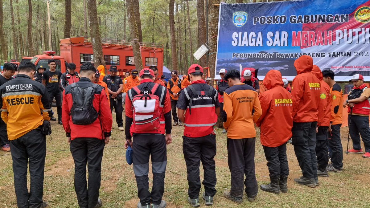 BSN_MAKASSAR's tweet photo. Tim sar gabungan sementara lakukan evakuasi terhadap Syahril (23) yg alami luka pendarahan di kaki kiri saat lakukan pendakian menuju ke Gn Bawakaraeng melalui jalur pendakian Tassosso, Sinjai. Semangat teamSAR 💪🏼😎

@SAR_NASIONAL https://t.co/s1x5f5kYoT
