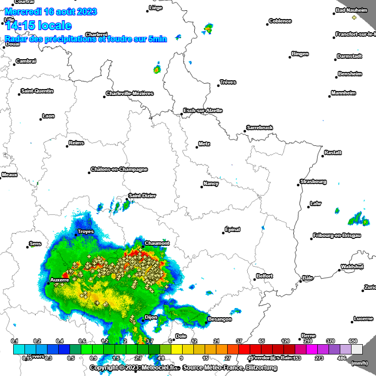 ⛈️ - 14:15 : Un système orageux circule actuellement sur la Haute-Marne et l'Aube, il devrait balayer la Lorraine dans les prochaines heures.
Ces #orages génèrent des pluies intenses, des fortes rafales de vent et de la grêle.