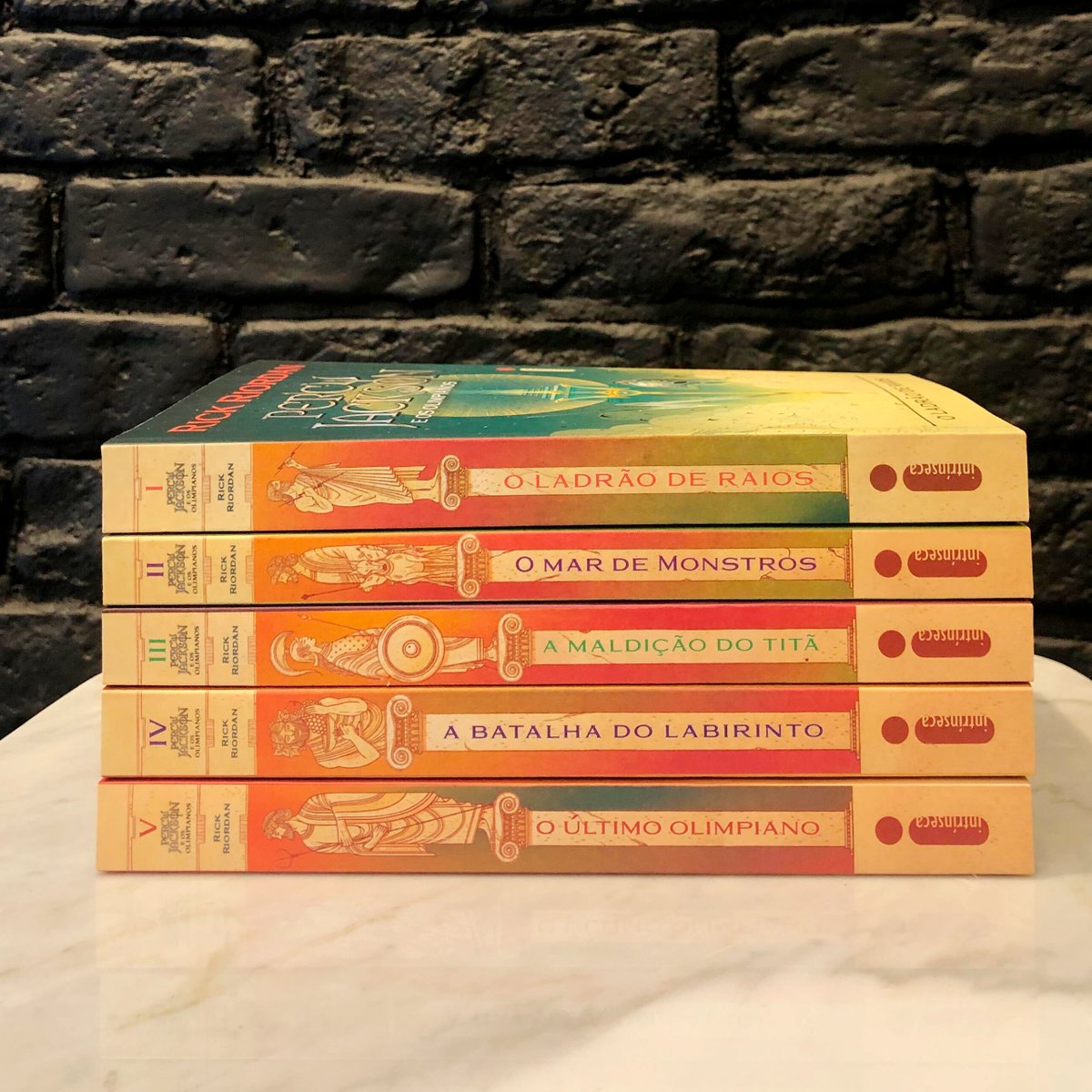 intrinseca's tweet photo. ⚡As novas edições da série Percy Jackson e os olimpianos estão perfeitas e eu posso provar⚡ https://t.co/8YbGId34bv