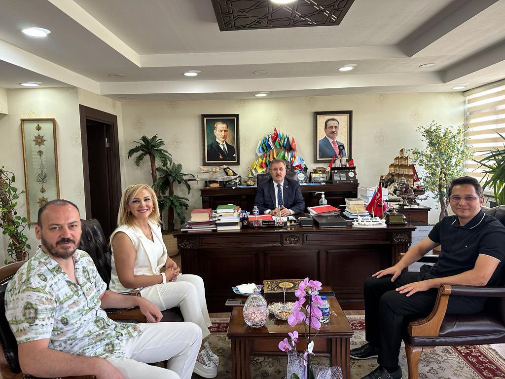 Büyük Birlik Partisi Genel Başkanı <a href="/Mustafa_Destici/">Mustafa Destici</a> beye 7433 Sayılı Kanun İle Kadroya Geçen Memurların Aile Birliği Mücadele Platformu adına ziyarette bulunduk. Kendisine tüm süreci anlattık. Bizler için somut adım atmasını talep ettik. Tam destek verecek. Allah razı olsun.