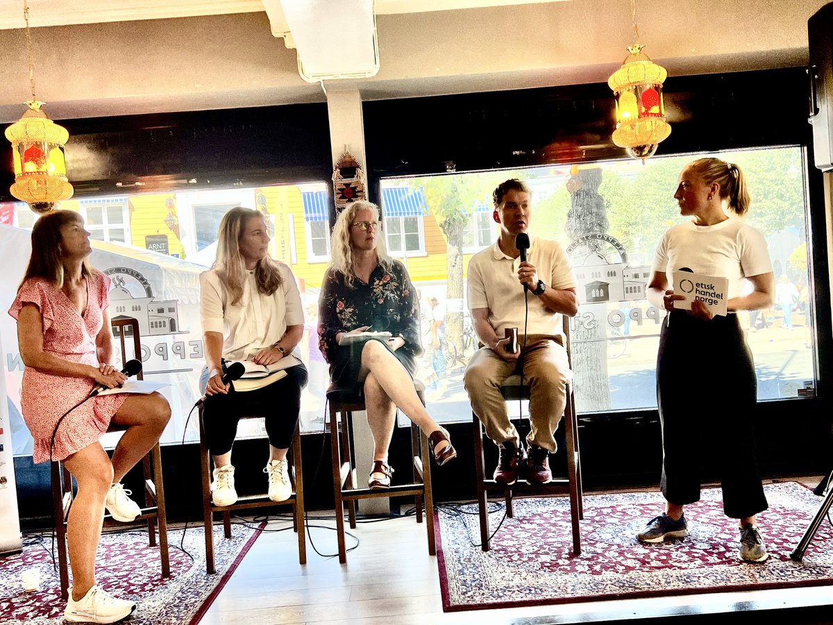 Dagligvarehandelen er veldig fornøyd med #åpenhetsloven, selv om der er mye arbeid for <a href="/norgesgruppen/">NorgesGruppen</a> <a href="/CoopNorway/">Coop Norge</a> og @REMA1000_Norge, sier <a href="/BjartTP/">Bjart Th Pedersen</a>, Ingvill Størksen og   Christina Fuglesang, fra de store dagligvarekjedene.