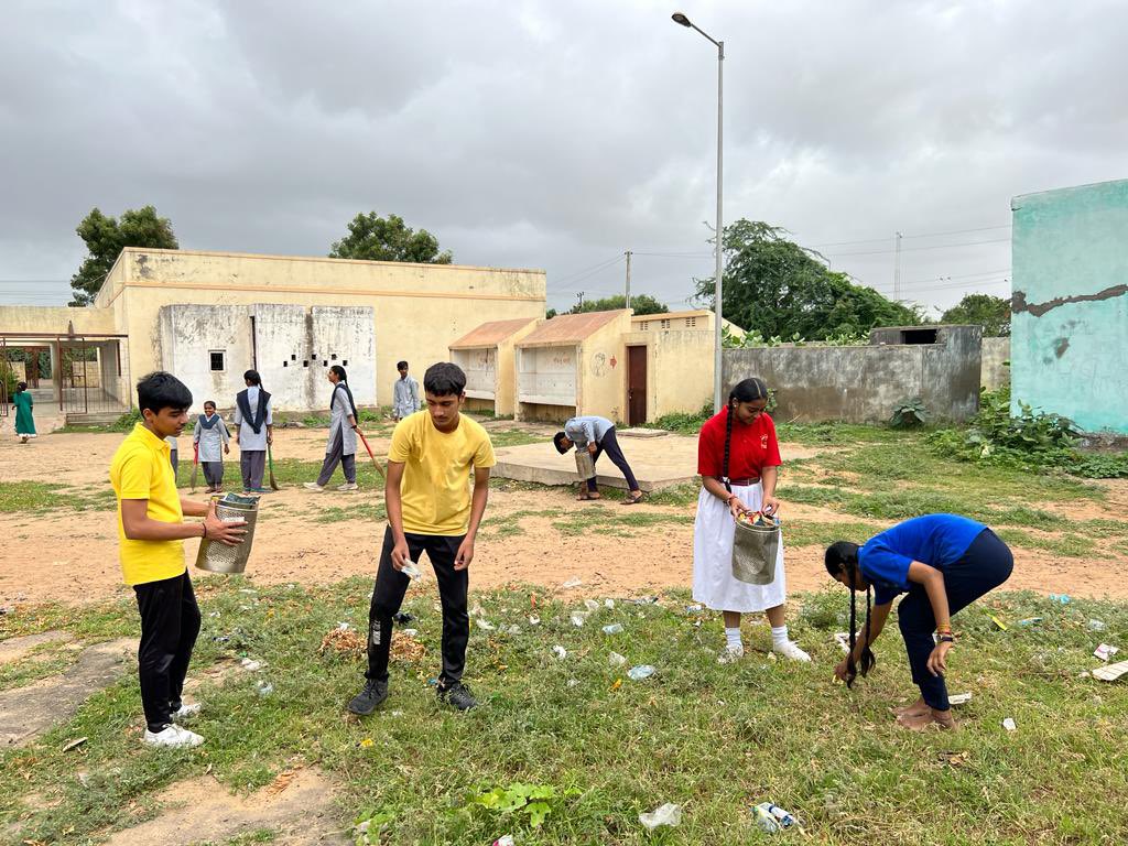 IaSouthern's tweet image. Under #VidyanjaliScheme, #RannWarriors &amp;amp; students of Army Public School #Bhuj conducted a series of activities at Govt School, #Khavda to include cleanliness drive, mesmerising performances and a friendly Kabaddi match. It was an immense learning for the students.2/2

#IndianArmy