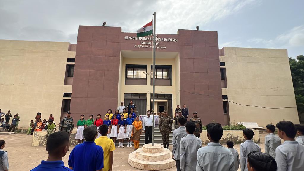 IaSouthern's tweet image. Under #VidyanjaliScheme, #RannWarriors &amp;amp; students of Army Public School #Bhuj conducted a series of activities at Govt School, #Khavda to include cleanliness drive, mesmerising performances and a friendly Kabaddi match. It was an immense learning for the students.2/2

#IndianArmy
