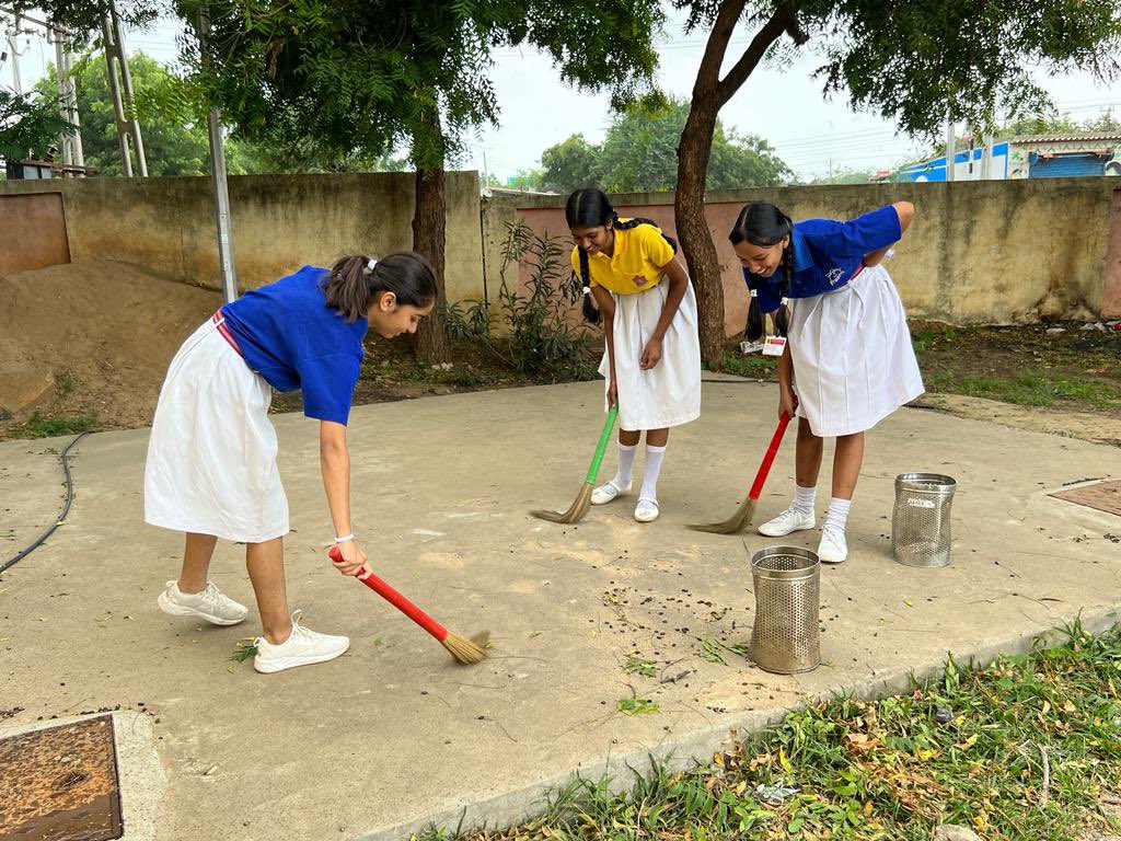 IaSouthern's tweet image. Under #VidyanjaliScheme, #RannWarriors &amp;amp; students of Army Public School #Bhuj conducted a series of activities at Govt School, #Khavda to include cleanliness drive, mesmerising performances and a friendly Kabaddi match. It was an immense learning for the students.2/2

#IndianArmy