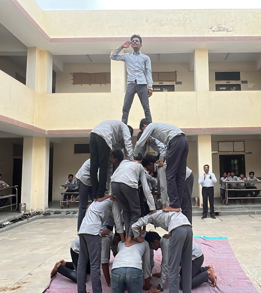 IaSouthern's tweet image. Under #VidyanjaliScheme, #RannWarriors &amp;amp; students of Army Public School #Bhuj conducted a series of activities at Govt School, #Khavda to include cleanliness drive, mesmerising performances and a friendly Kabaddi match. It was an immense learning for the students.2/2

#IndianArmy