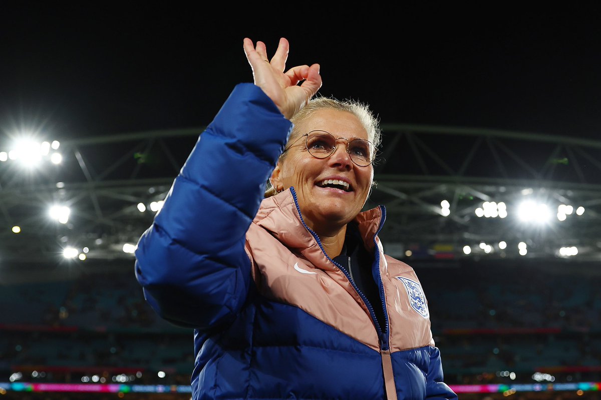 Futfemdata's tweet photo. 📌Sarina Wiegman es la primera entrenadora en la historia en llevar a dos países diferentes a una final de la Copa del Mundo. 
 
🇳🇱Países Bajos en 2019. 
🏴󠁧󠁢󠁥󠁮󠁧󠁿Inglaterra en 2023. 

👏🏼NADIE había logrado este hecho, ni en mundiales masculinos ni femeninos. 

Histórica. 

#FIFAWWC https://t.co/v2j0nDQpVY