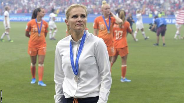 Futfemdata's tweet photo. 📌Sarina Wiegman es la primera entrenadora en la historia en llevar a dos países diferentes a una final de la Copa del Mundo. 
 
🇳🇱Países Bajos en 2019. 
🏴󠁧󠁢󠁥󠁮󠁧󠁿Inglaterra en 2023. 

👏🏼NADIE había logrado este hecho, ni en mundiales masculinos ni femeninos. 

Histórica. 

#FIFAWWC https://t.co/v2j0nDQpVY