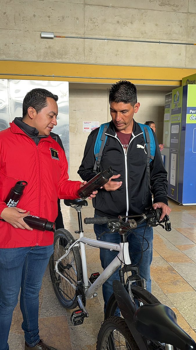 TransMilenio's tweet photo. En estos momentos nos encontramos desde el Portal Suba en compañía de @vibra_co recordándole a la ciudadanía la importancia de no ingresar la bici a los buses del sistema.
Recuerda que contamos con 6.499 cupos en portales y algunas estaciones para que puedas dejar tu bici.
#LaCulturaNosMueve