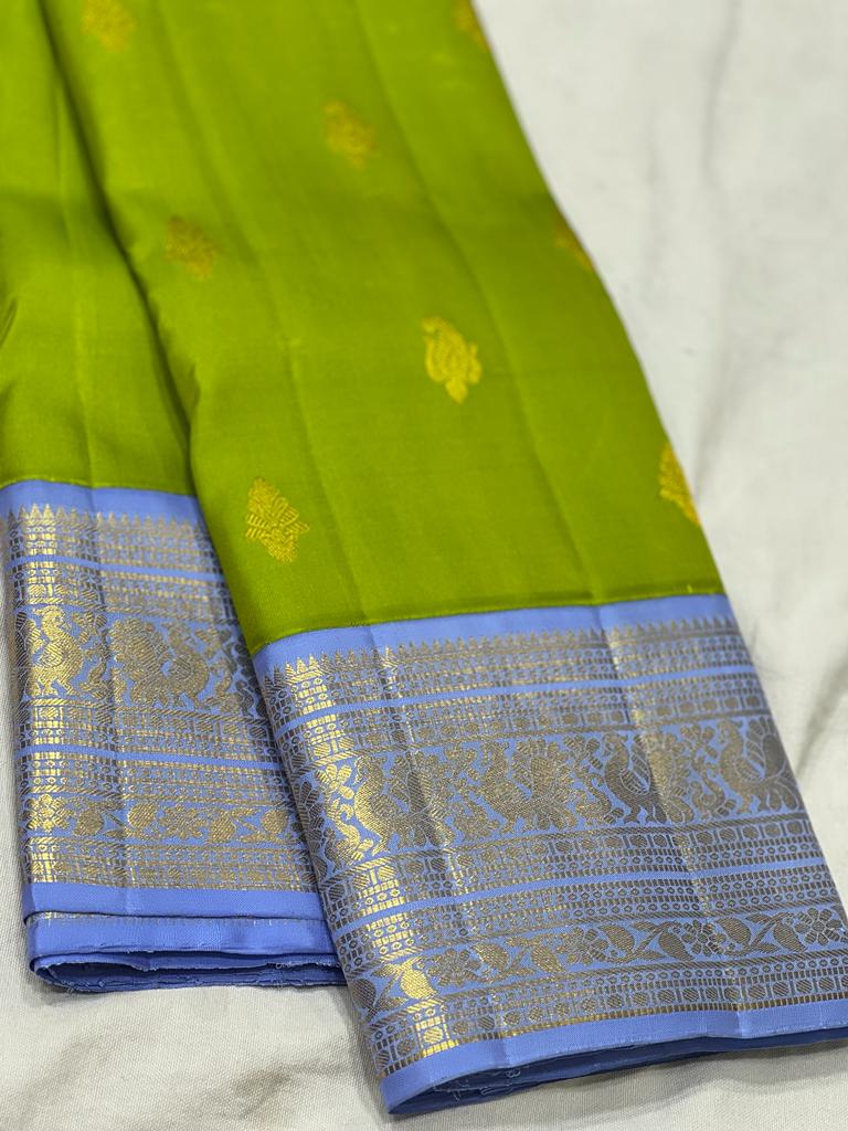 IndiaSareStore's tweet photo. 230816-B
Handloom korvai Kanchipuram silk saree - Limited Stock (lasts only 2-3 days from posting)
Double side korvai border ( Kuttu joint border 4 hands weaving )
100% pure original Gold zari quality with 1 G +++ silkmark tag,
- DM to order
Call: +91 82960 54624 https://t.co/2HyCZnJxAT