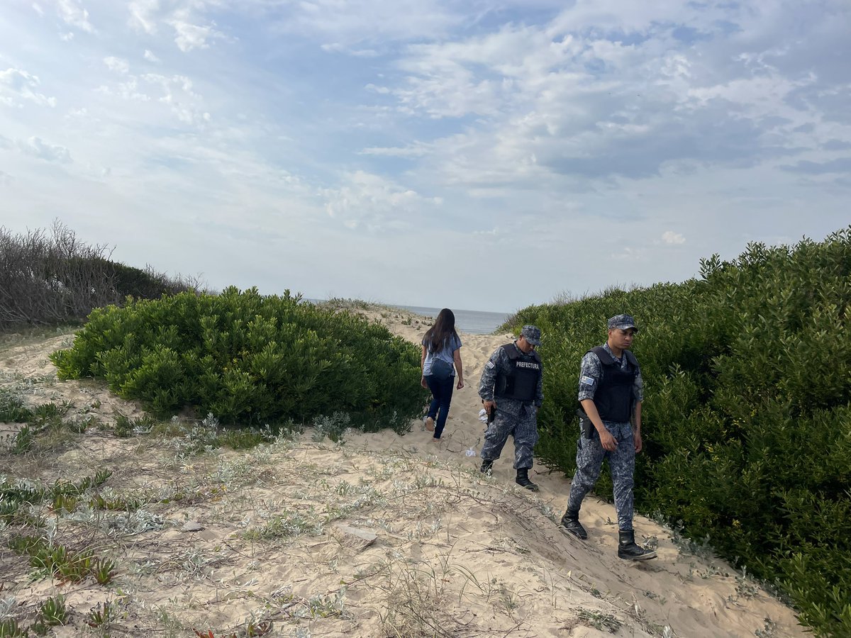 rofredapunta's tweet photo. Seguimos buscando a Vale desde ayer. Con todo lo que se pueda buscar. La
Zona
Fue rastrillada sin descanso. Policía y prefectura. Siguen x tierra agua y aire El ex novio declaró y estuvo en el lugar anoche con la policía. Solo incertidumbre, angustia y agradecimiento. https://t.co/AEvrG8mJlS