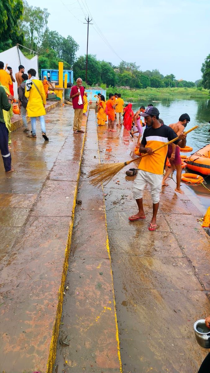Princerathore_o's tweet photo. परम पूज्य गुरुदेव जी की भव्य कावड़ यात्रा सीहोर नगर से प्रस्थान करने के तुरंत बाद नगर पालिका के स्वच्छता कर्मचारी द्वारा यात्रा स्थल सीवन घाट, रेलवे स्टेशन एवं कोतवाली से होते हुए इंदौर नाके तक मुख्य मार्गो की साफ-सफाई का कार्य किया, ताकि शहर की सफाई व्यवस्था व्यवस्थित बनी। https://t.co/CnukcnaVLW