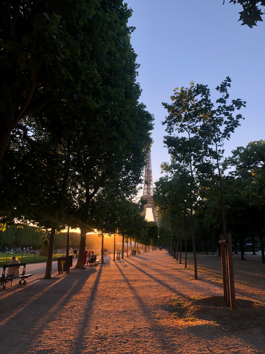 Golden hour over the City of Light...#Paris #eiffeltower #WednesdayMotivation #sunset #Travel #wednesdaythought #gardens #summer #France #WednesdayVibes 📸 Semen Manushko 💖💞