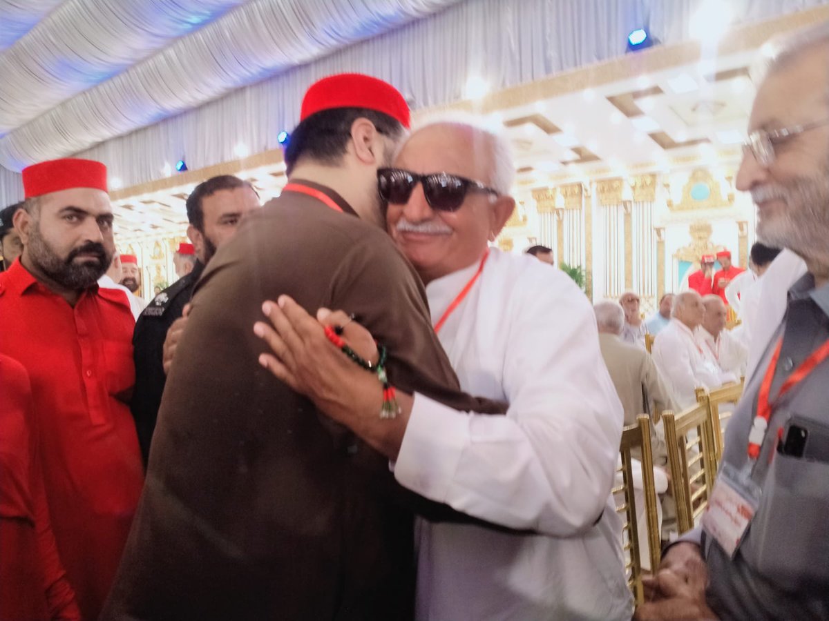 RahimZadaNana's tweet photo. نن #باچاخان_بابا مرکز پيښور کښې د صوبائې کونسل غونډي په محال د ګران مشر نوې کل سر لښکر #ايمل_ولی_خان سره....!

#تل_دی_وې_پښتونولی https://t.co/MmLpaMx5hz